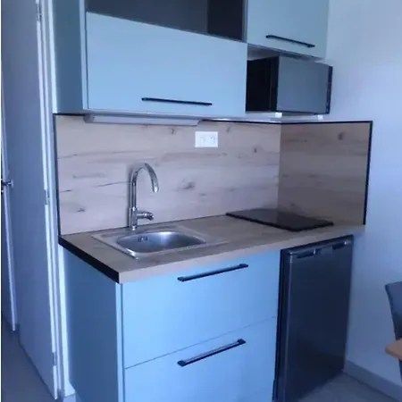 Confortable A 19 M² Avec Balcon Apartman