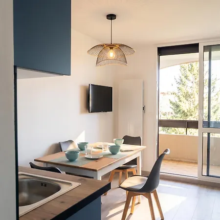 Confortable A 19 M² Avec Balcon